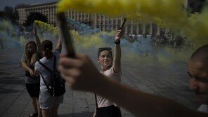 우크라 국민들 “러軍에 포로된 군인들 잊지 않을 것” 횃불 집회