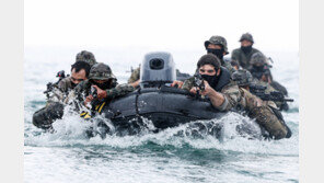 ‘적진에 은밀히 침투’… 한미 특전요원 연합 해상침투훈련 실시