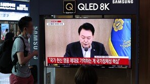 尹 “모든 현장 경찰에 저위험 권총 보급”…묻지마 범죄 대응