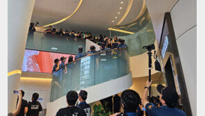 ‘일본 대사관 기습 진입’ 대학생들 “경찰이 과잉 진압”