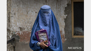 학교서 쫓겨난 아프간 여성…탈레반은 유학길마저 막았다