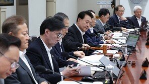 尹 “장타 칠 실력 있어도 방향 잘못되면 OB”…이념 강조