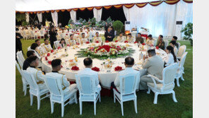 ‘10살’ 딸 김주애 옆에서도 흡연…김정은의 못말리는 담배 사랑