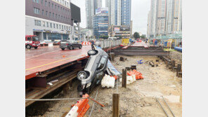 빗길 미끄러진 SUV…5m 깊이 지하철 공사장으로 추락