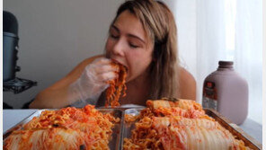 ‘김치에 돌돌 싼 라면?’…번역 오류 김치말이 국수