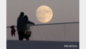 5년 만에 슈퍼 블루문 떠오른다… 놓치면 2037년에 관측해야