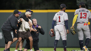 총격사건에 관중 난입까지…MLB 경기장서 사고 이어져