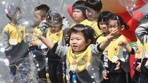 작년 출생아 수 10년 만에 반토막…합계출산율 0.78명 ‘역대 최저’