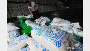 “소금 다 여깄네”…해수부, 천일염 유통업체 현장점검