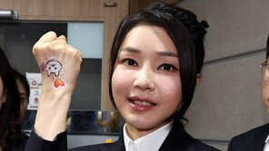 김건희 여사, ‘개 식용 종식’ 회견장 깜짝 등장 “끝까지 노력”