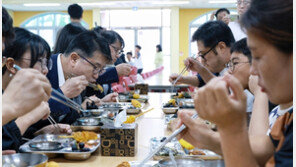 초교 찾아 급식 먹은 교육차관…“수산물 정보 투명하게 제공”