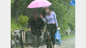 폐지 노인에 몸 기울여 우산 씌워준 여성…어깨 흠뻑 젖은 채 1㎞ 걸었다