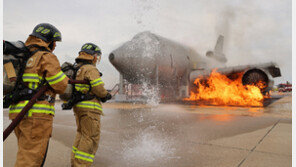 “실제 상황이 아닙니다”… 항공기 화재 진압 훈련