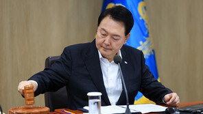 윤 대통령, 홍범도 흉상 논란에 “어떤 게 옳은지 생각해봐야”