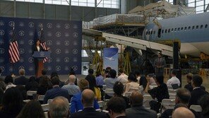 중국 떠나는 미 상무, 마지막 기자회견은 보잉 격납고에서…왜?