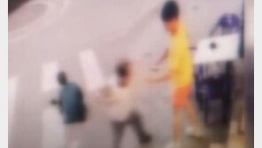 취객이 흉기 휘두르자 제압한 사장, 정당방위로 인정…어떻게? (영상)