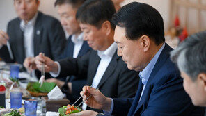 尹, 우럭탕 한 그릇 비우고 국물 추가…수산시장 상인 격려