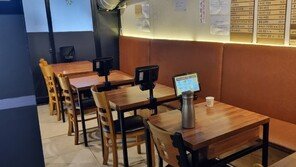 중년도 떨리는 ‘태블릿 주문’… “음식 오더버튼 깜박해 30분 기다려”