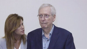 81세 매코널, 회견중 ‘30초 멍’… 美 고령 정치인 논란 확산