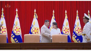 김정은에 감격한 해군보며 일그러진 표정 지은 딸 ‘주애’