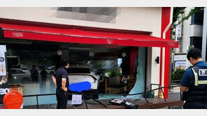 출근길 구미시청 앞 대로변 커피숍에 택시 돌진…“급발진” 주장