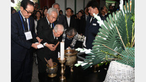 이승만 아들, 4·19묘역 참배 ‘63년만의 사죄’… “父, 잘했다 하실 것”