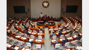 與 “대규모 추경 주장 자제를” vs 野 “이념 말고 경제부터 챙겨야”