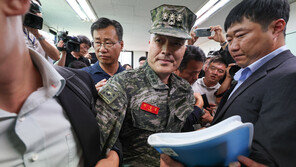 군검찰, ‘출입문 대치’ 박정훈 대령 강제구인…법원, 구속 심사 진행