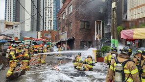 부산 대중목욕탕 화재로 폭발…소방관 등 21명 다쳐