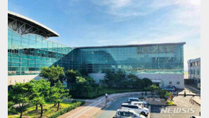 김해공항 착륙하려던 여객기 2차례 실패해 인천으로 회항, 3시간 연착