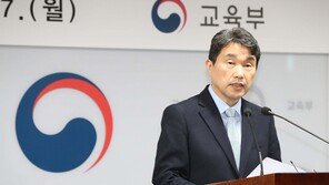 이주호, 서이초 찾아 눈물…“교사들 목소리 귀 기울일 것”