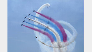 英 하늘 수놓은 화려한 에어쇼