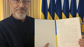 우크라이나 의회, 레즈니코우 국방장관 사임 승인