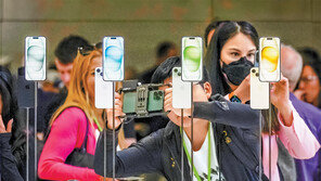 아이폰15 값 동결… 中에 한방 맞은 애플의 승부수 