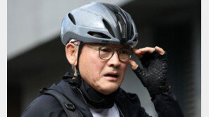 자전거로 첫 출근한 유인촌…“무거운 책임감”