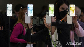 아이폰15 저격한 美 삼성…“USB-C? 참 마법 같은 변화네~”