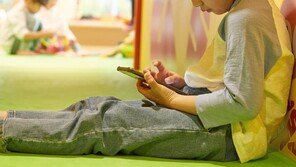 교사에 ‘똥 기저귀’ 투척한 학부모, “골방에 재웠다” 아동학대 주장 