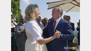 푸틴과 춤춰 구설수오른 전 오스트리아 외무장관, 결국 러시아 이주