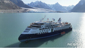 그란란드 협곡만에 나흘째 좌초된 크루즈선서 코로나 환자 발생