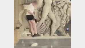 동상에 올라간 관광객, 횃불 ‘뚝’ 부러뜨려…2500만원 배상해야