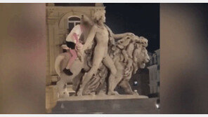 1조2700억 들여 복원 하루 뒤…만취男 올라타 ‘문화유산’ 동상 박살