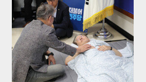 ‘누가 오나’ 명단체크 못마땅해 안간다던 조응천, 동기 이재명 손 다독여