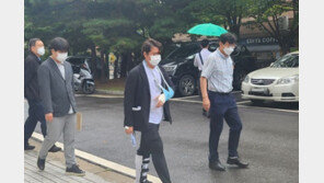 ‘청담 주식부자’ 이희진, 깁스한 채 구속심사 ‘침묵’ 출석