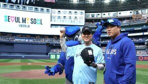 오세훈 시구 류현진이 받았다… 토론토 홈구장 전광판엔 ‘서울 마이 소울’