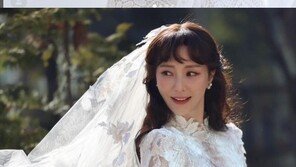 ‘결혼’ 안혜경, 과감 웨딩드레스 입고 우아하게…“쑥스러워”