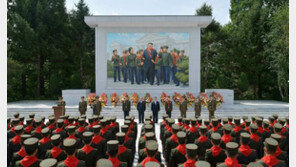 김정은 새 모자이크 벽화 준공…만경대학원 찾았던 모습 담겨