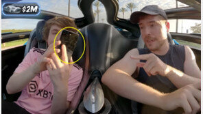 차 리뷰하다가 ‘Z플립’ 꺼낸 1.8억 美유튜버…‘S23 울트라’도 자랑