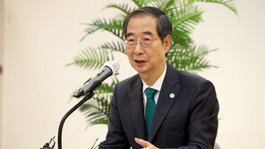 한총리, 문재인 ‘고용률 최고’ 보고서 공유에 “그건 아니다”