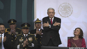 멕시코 대통령 “교류 맺은 모든 국가 초청”…러군 행진 참여 논란 진화