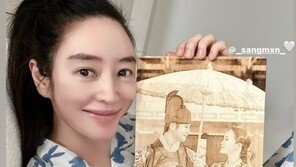 ‘53세’ 김혜수, 믿기지 않는 뽀얀 ‘동안’ 미모…아들 문상민 선물 인증